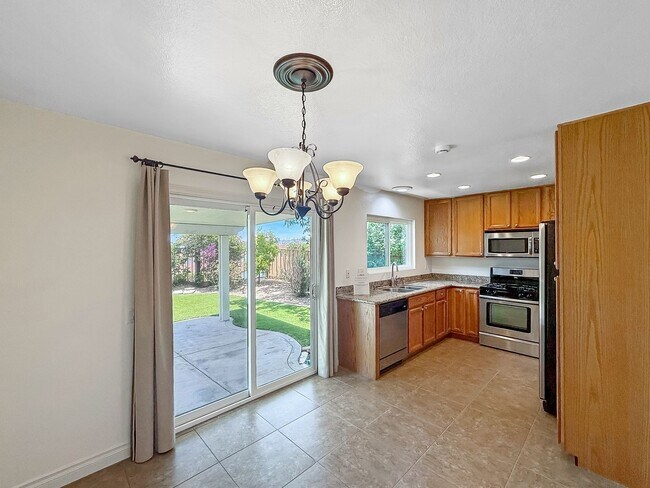 Foto del edificio - Beautiful 3B/2BA House w/ Attached Garage ...
