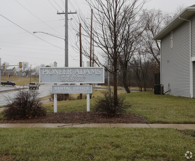 Pioneer Adams Townhomes Apartments in Topeka, KS