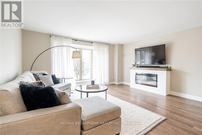 Photo du bâtiment - 895-895 Maple Ave
