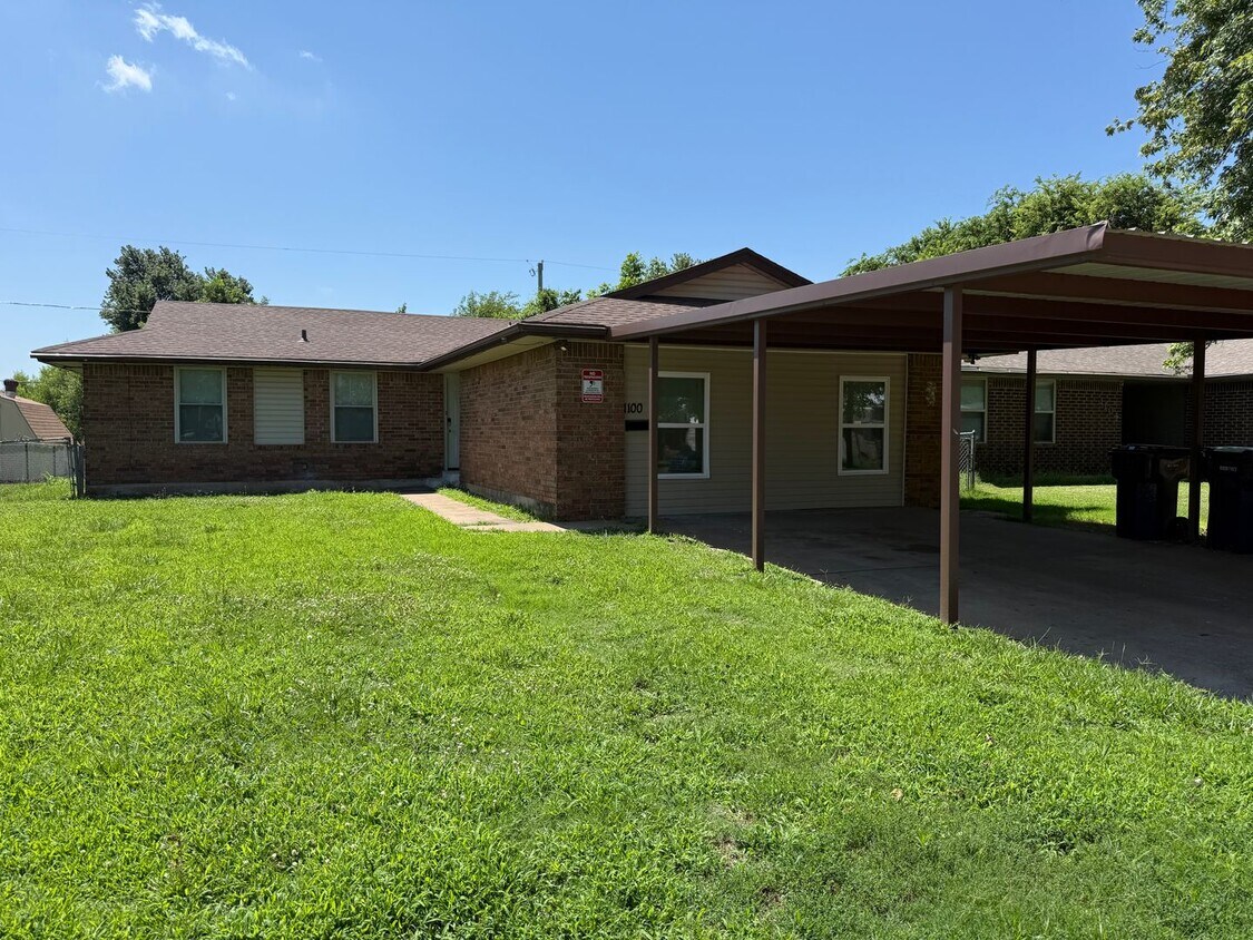 Foto principal - Completely remodeled 3 bed 1 & 1/2 bath ho...