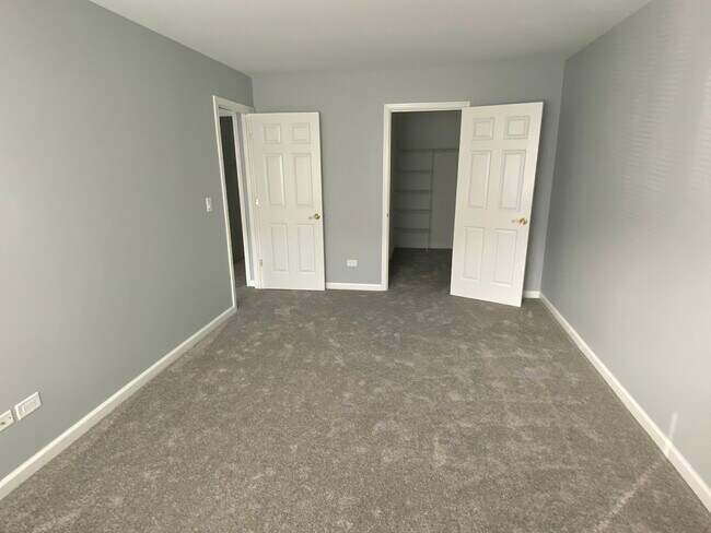 Building Photo - 940 N Lakeside Dr
