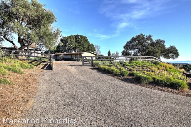 Building Photo - 3 br, 2 bath House - 1420 Holiday Hill Road
