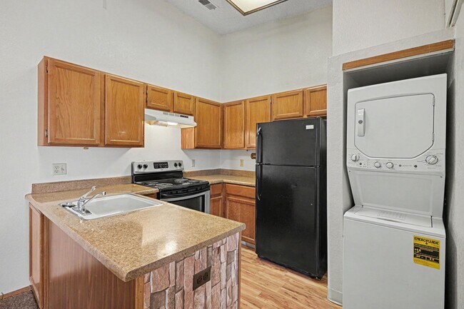 Foto del edificio - Charming Top-Floor Studio in Aurora with Private Patio & In-Unit Laundry