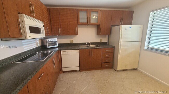 Foto del edificio - 16511 Blatt Blvd