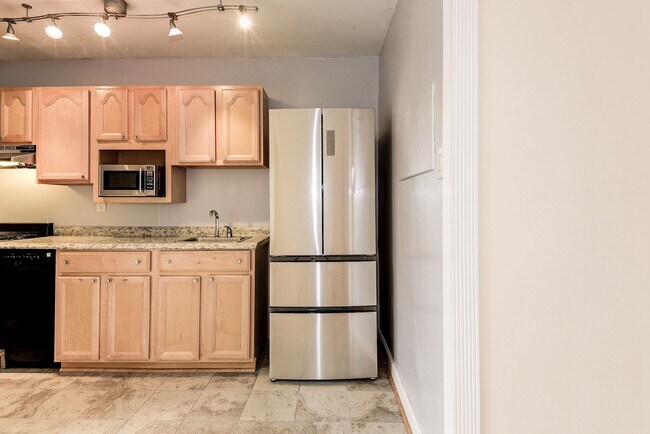 Well laid out kitchen - 1260 21st St NW