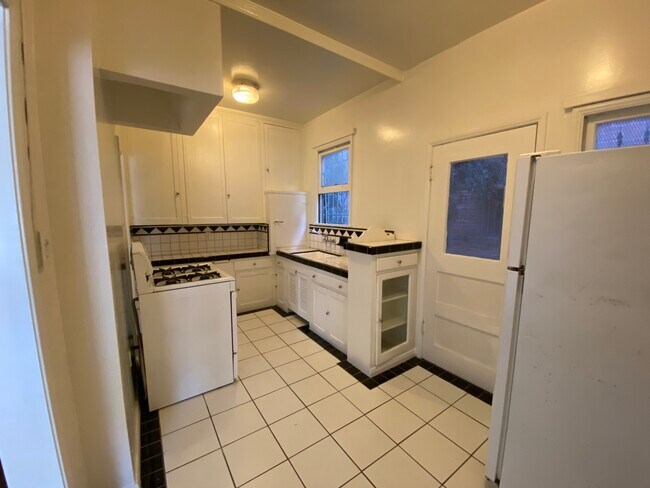 Building Photo - 726 S Mansfield Ave