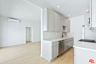 Building Photo - 7223 Willoughby Ave