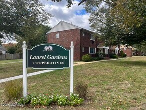 Building Photo - 10 Laurel Pl