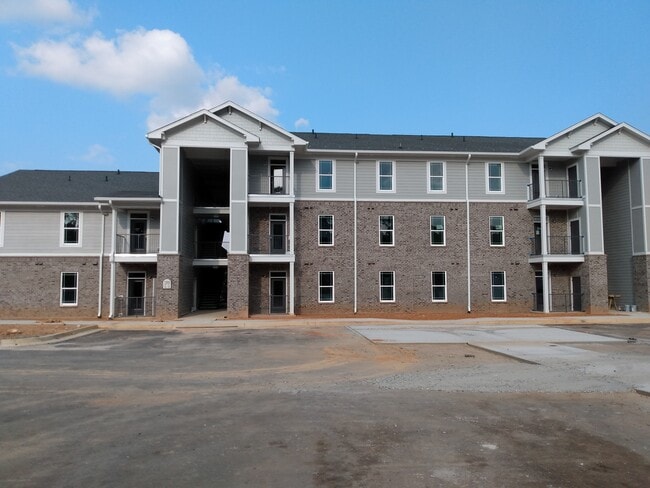 Building Photo - Peaks of Dahlonega