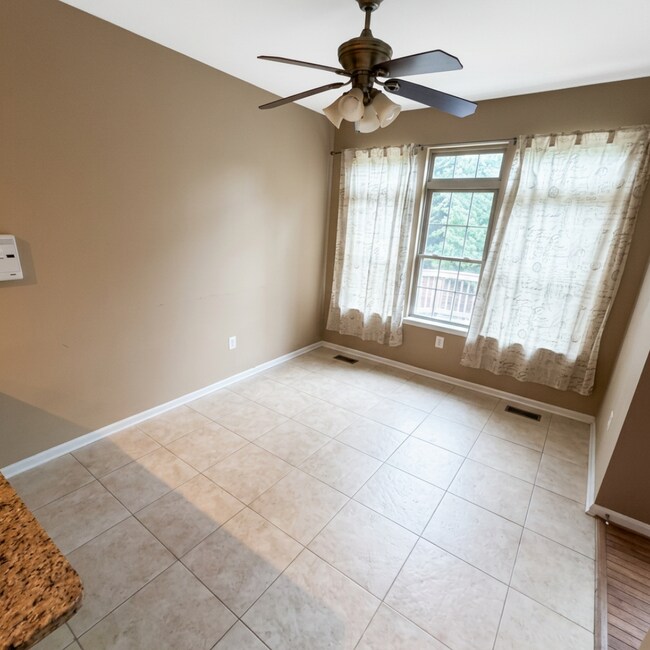 Foto del edificio - 2420 Rippling Brook Rd