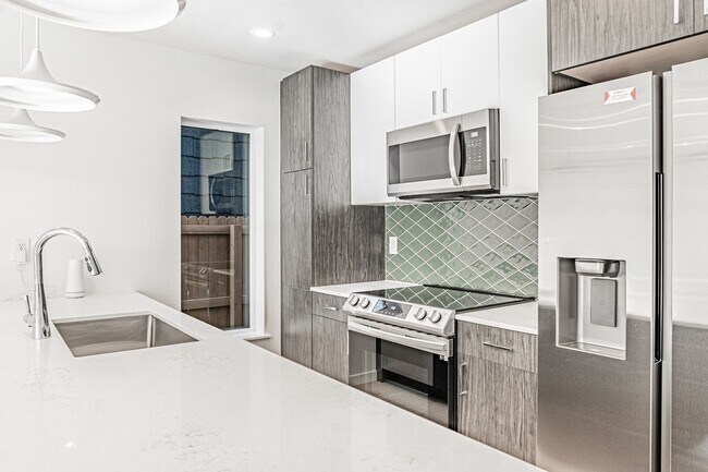 Foto del edificio - Contemporary 3BD, 2.5BA Edgewood Home with Fenced Yard and Carport