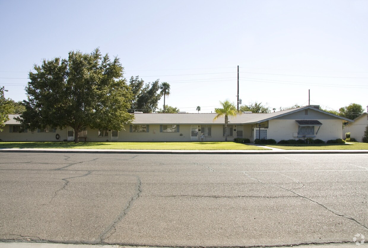 Primary Photo - 4621 E Oak St