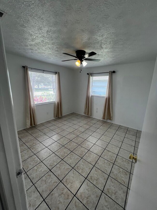 Foto del edificio - 3 BEDROOM 2 BATH CONVENIENTLY LOCATED WITH A TROPICAL OASIS IN THE BACK YARD!