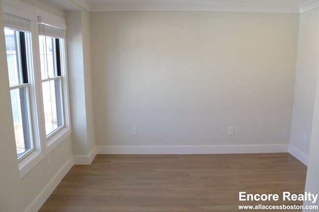 Building Photo - 303 Maverick St