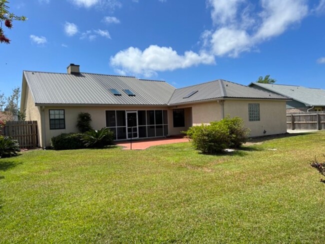 Building Photo - REDUCED North Shore 3B/2Bth