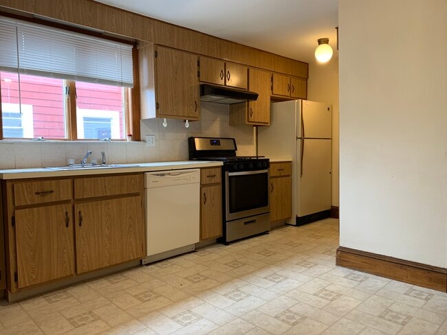 Building Photo - 33 Estey St