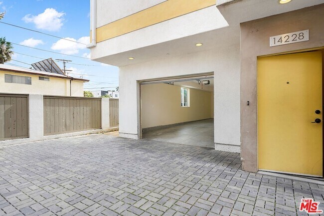 Foto del edificio - 14228 Sylvan St