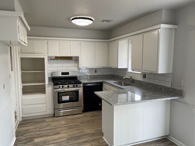 Foto del edificio - 3 bedroom home for rent in SW OKC,  - granite counter-tops! new stainless gas range and new dishw...
