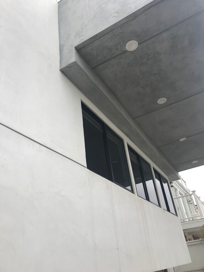 Building Photo - 3005 Crest Dr