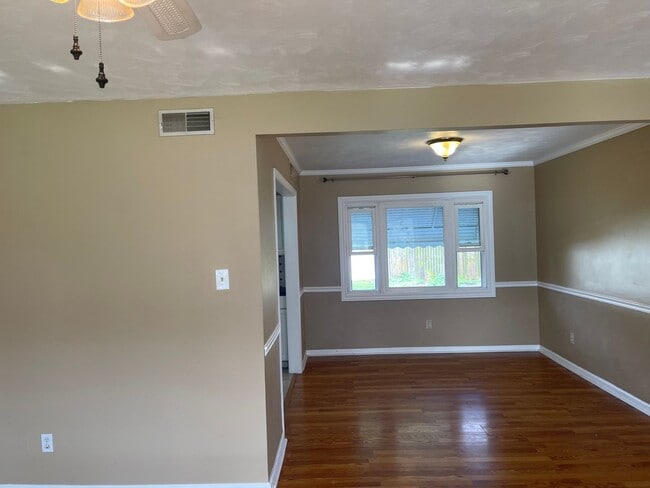 Building Photo - Cute 3 bedroom 1 bath ranch style home in ...