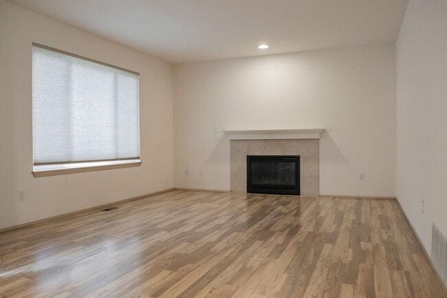 Building Photo - Beautiful home in private cul-de-sac on Gl...