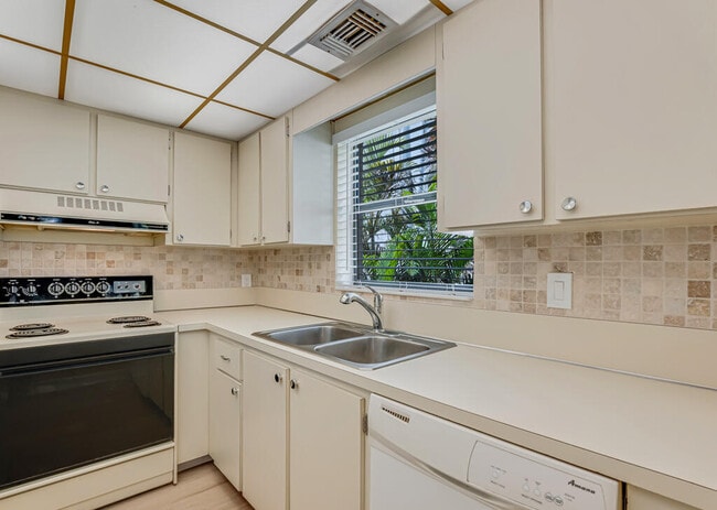 Foto del edificio - 135 Shore Ct