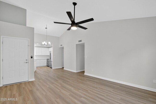 Foto del edificio - 2455 E Broadway Rd