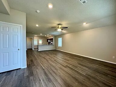 Foto del edificio - 2440 N Raven Ln