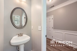 Building Photo - 633 Oakside Pl