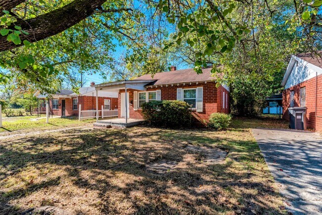 Building Photo - Section 8 welcome! $910 - 2 bed/1 bath hou...