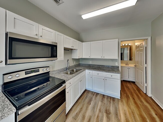 Building Photo - 2141 Mango Ave