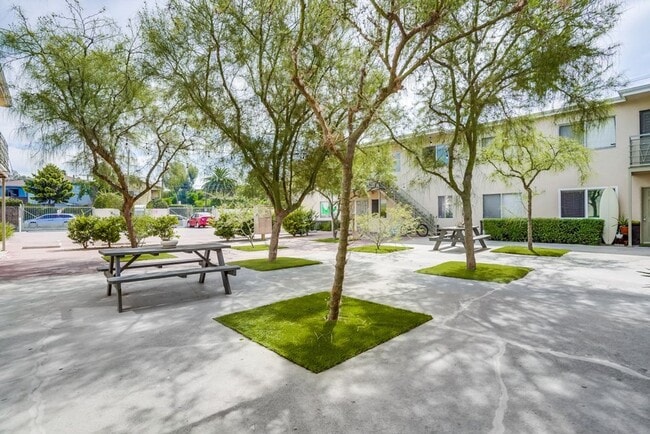 Foto del edificio - 2425 S Ridgeley Dr