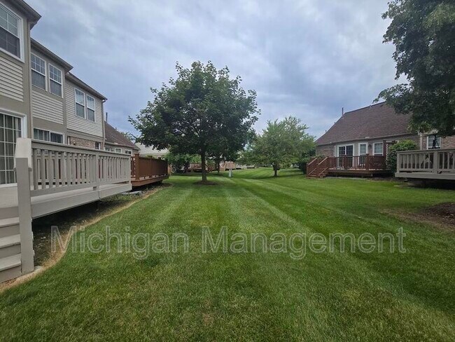Foto del edificio - 4351 Hunters Cir W