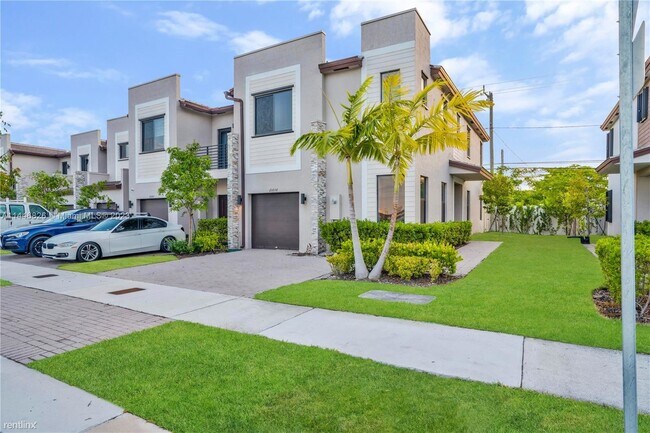 Building Photo - 3 br, 2.5 bath Townhome - 20608 NE 2nd Ct