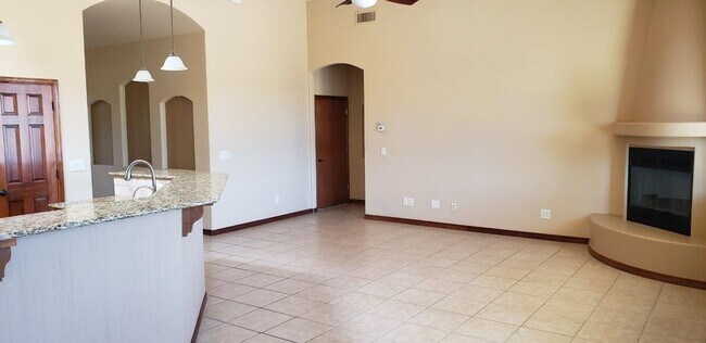 Building Photo - Beautiful Home in Sonoma Ranch with Amazin...