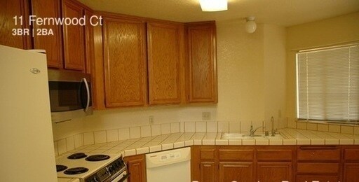 Building Photo - 11 Fernwood Ct