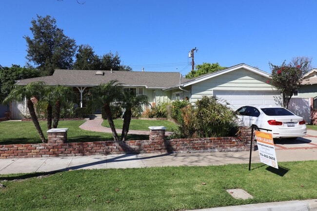 Photo - 1054 N Grand St House