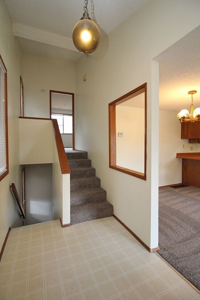 Building Photo - Cute and Spacious 3 Bedroom Tri-Level Dupl...