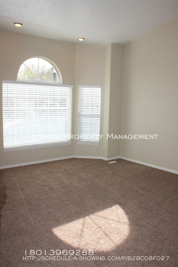 Building Photo - South Jordan Multi-level home