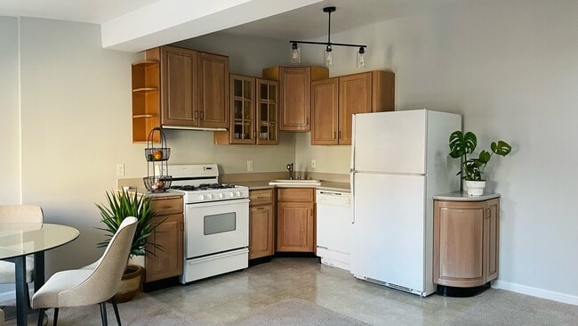 Building Photo - 136 E Ostend St