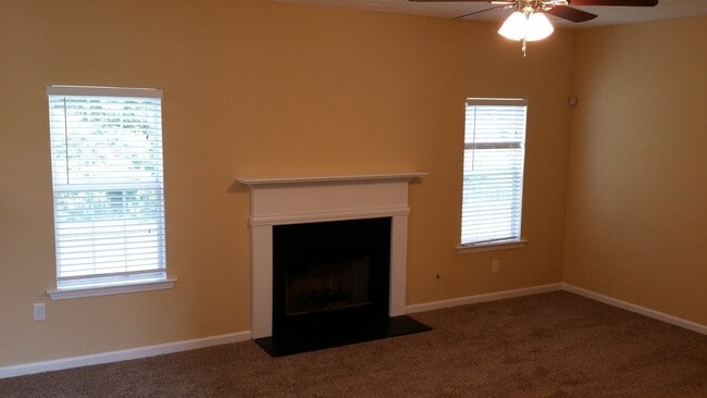 Foto del edificio - Impressive 4 Bedroom Home (Updated Pictures Coming Soon)