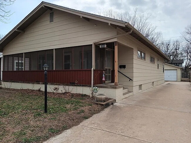 Building Photo - 3 Bedroom, 1 bathroom single family home w...