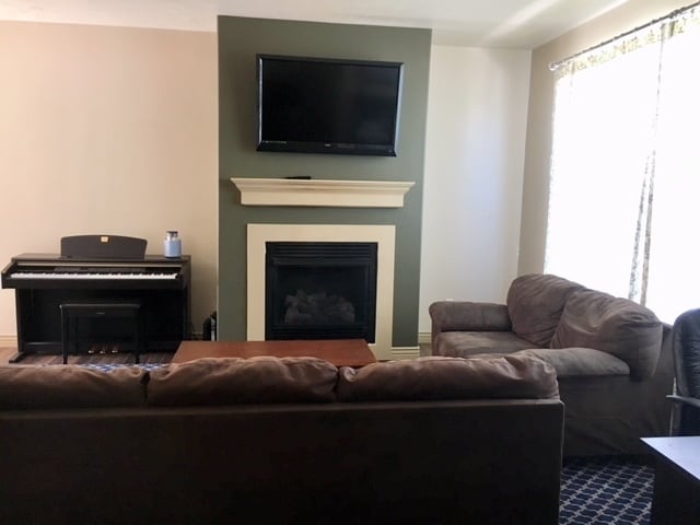 Building Photo - 4-Bedroom Herriman Townhome w/2-car Garage