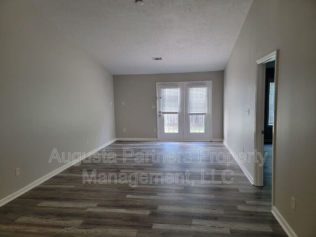 Building Photo - 1245 Longpoint Dr