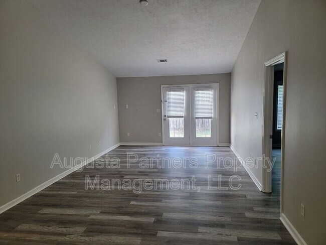 Foto del edificio - 1245 Longpoint Dr