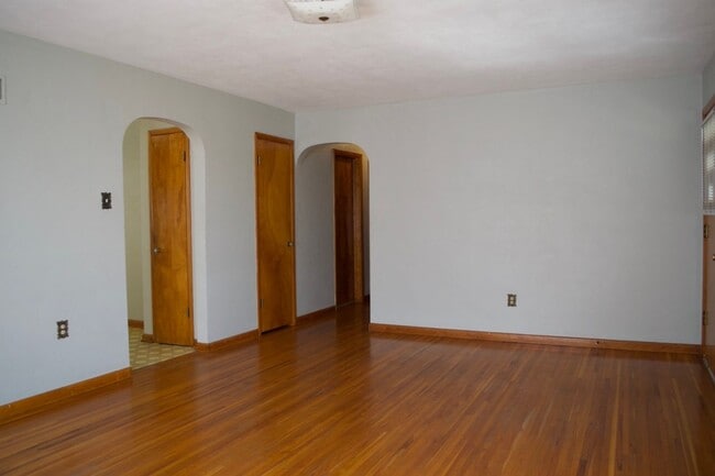 Building Photo - 3 Bedroom House Next To Columbia Regional ...