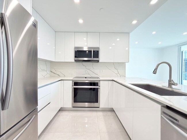 Building Photo - 1300 Brickell Bay Dr