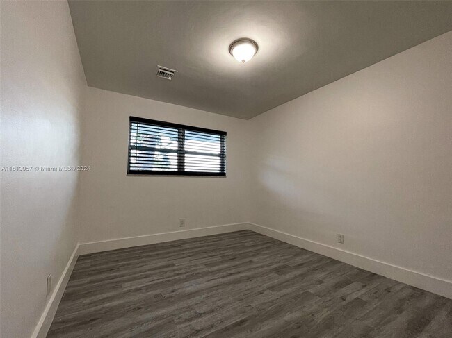 Foto del edificio - 512 NE 4th Ave