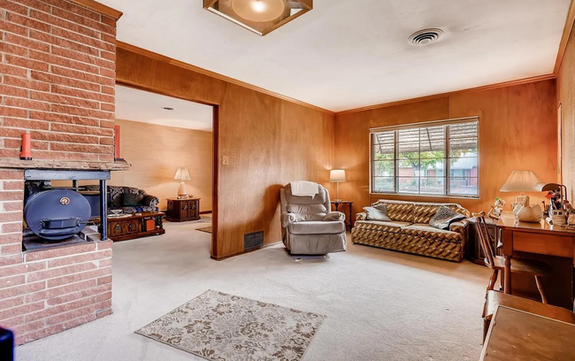 Building Photo - 3 bedroom / 2 bathroom house with large ba...