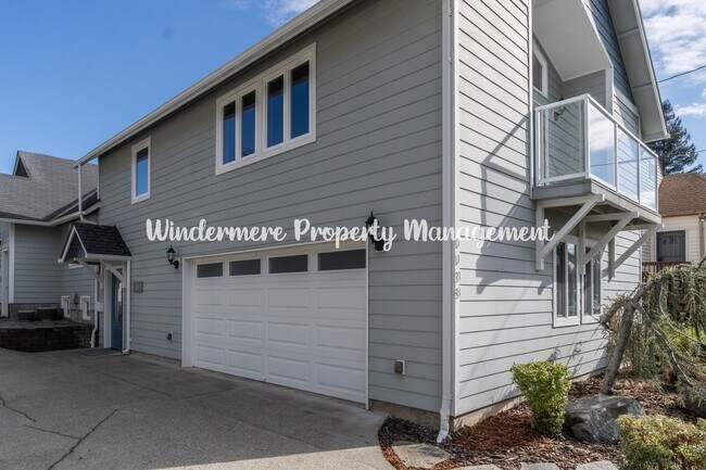 Building Photo - Beautifully Remodeled 2 bedroom in convenient location, private balcony, over sized garage, A/C a...